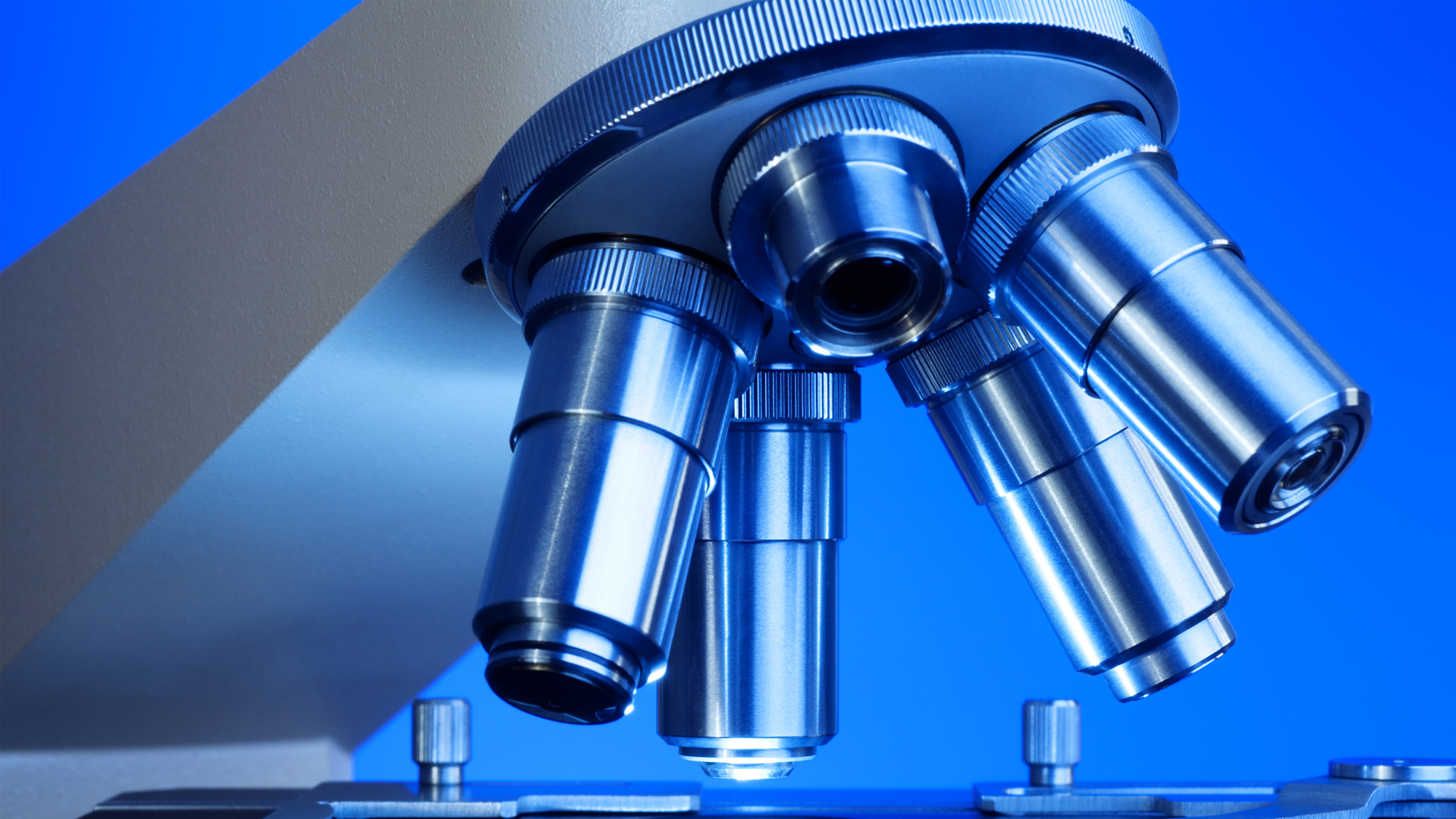 Novel material achieves superresolution with light microscopes