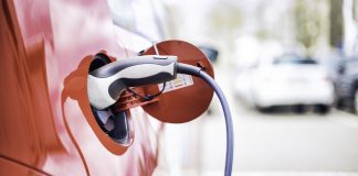 Groundbreaking fully autonomous mobile charging robot independently charges electric vehicles