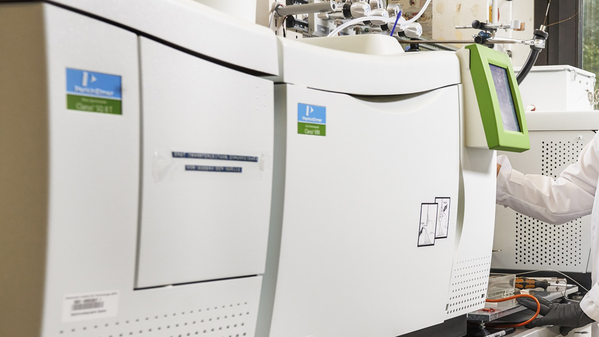 Battery calorimeters and gas chromatography for gas analysis of LIBs