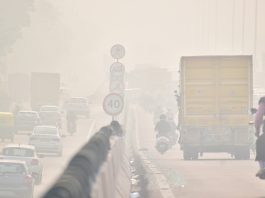 People,Pass,Through,The,Rising,Air,Pollution,On,The,Delhi-jaipur,Expressway.