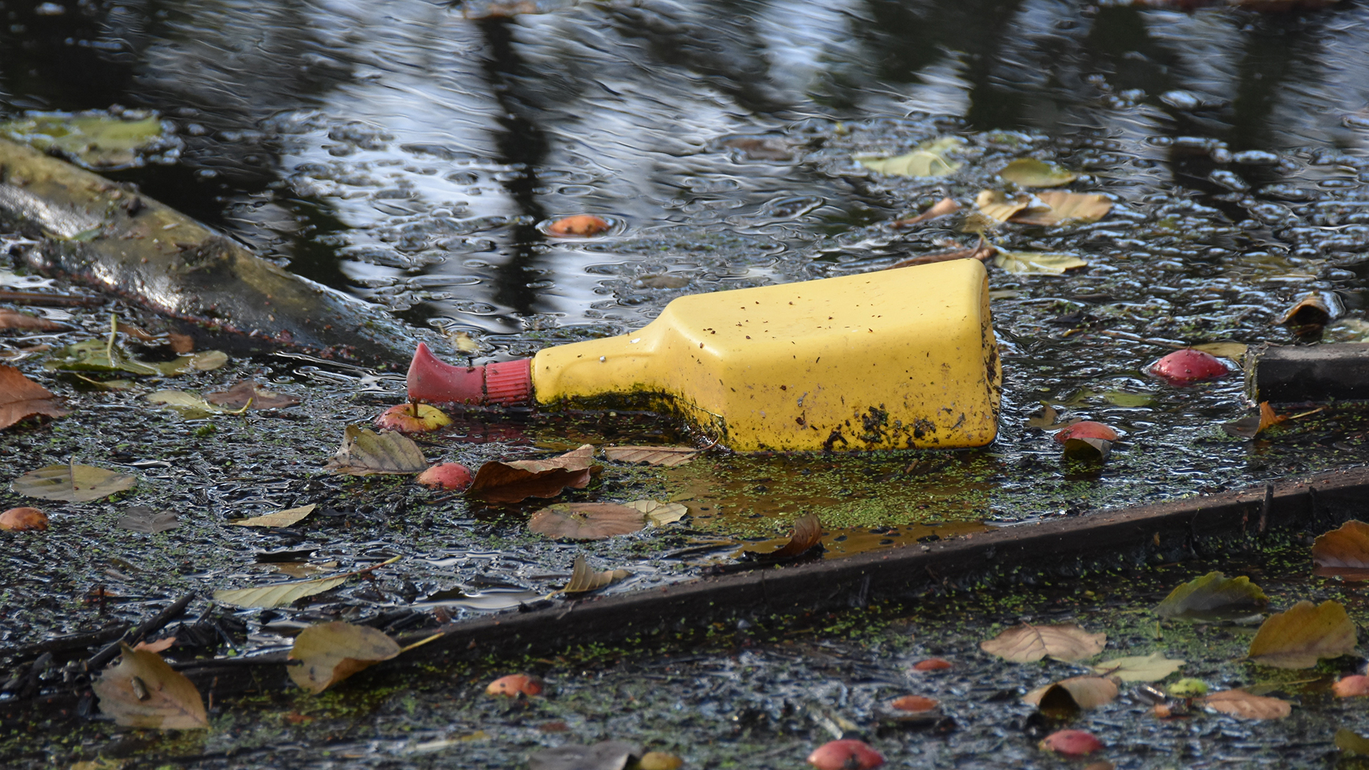 How important is plastic recycling in the aquaculture sector?