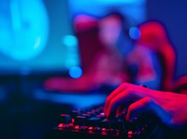 Blurred,Background,Computer,,Keyboard,,Blue,And,Red,Teams,Lights,Concept,Esports