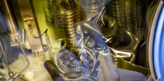 Organic solar cells in a so-called glove box in which they are exposed to artificial sunlight