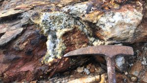 A,Rock,Hound,And,Geological,Structures,In,Ontario,Canada,Regulate,Geoscience