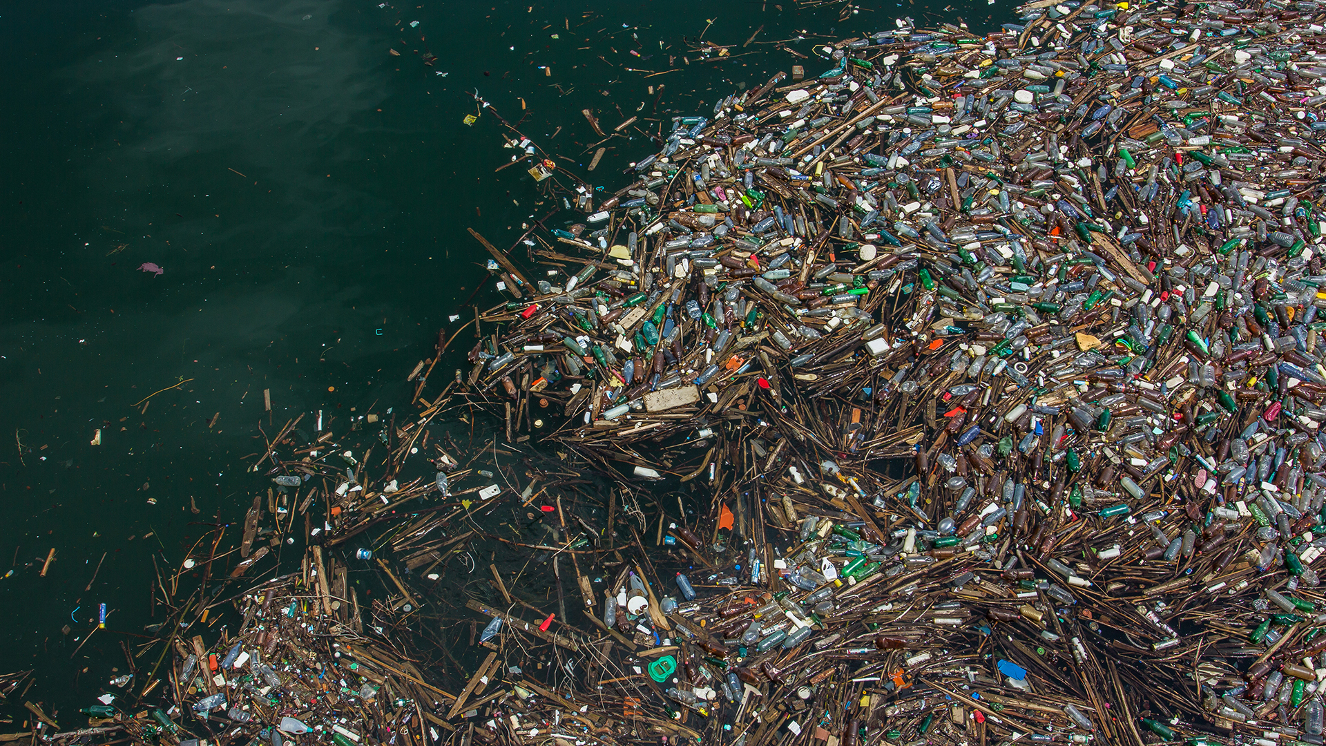 Твердые отходы экология. Мировой океан загрязнение пластмассовые отходы. Мусорный остров в тихом океане. Загрязнение мирового океана мусорные острова. Загрязнение мирового океана промышленные отходы.