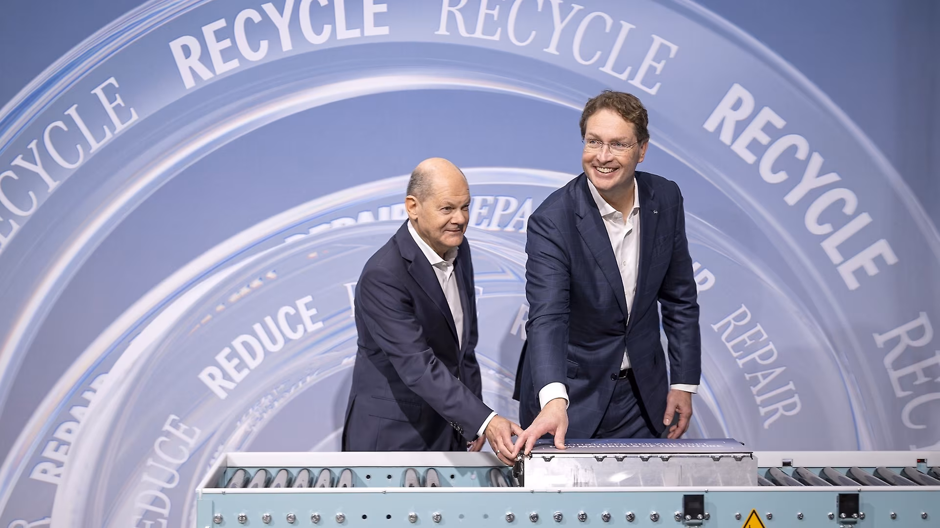 Federal Chancellor Olaf Scholz and Mercedes-Benz CEO Ola Källenius open the battery recycling factory in Kuppenheim.