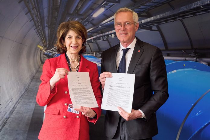 CERN Director-General, Fabiola Gianotti (left), and His Excellency Mr Patrick Wittmann, Ambassador of Canada to Switzerland and Liechtenstein (right), exchanging signed copies of the joint Statement of Intent between CERN and Canada.