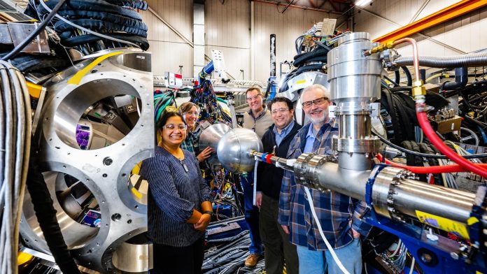 Members of Argonne’s Low-Energy Physics group and ATLAS users from Oak Ridge National Laboratory pose next to GRETINA during its recent installation at the ATLAS user facility. GRETA will eventually incorporate GRETINA​’s detector modules. (Image by Argonne National Laboratory.)