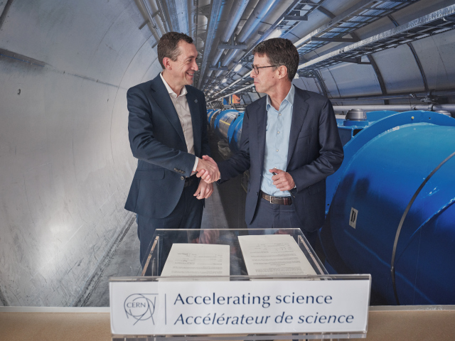 Fusion for Energy (F4E) Director Marc Lachaise (left) and CERN Director for Accelerators and Technology Mike Lamont sign the framework collaboration agreement between CERN and F4E on 10 September 2025. (Image: CERN)